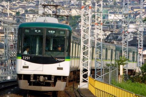 【京阪】「宇治川花火大会」開催に伴う運用変更を六地蔵駅で撮影した写真
