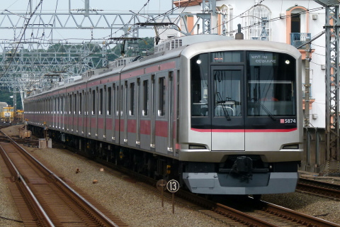 【東急】5050系5174F 元住吉検車区へ回送を新丸子駅で撮影した写真