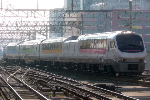 【JR北】『ノースレインボーエクスプレス』使用 団体臨時列車を札幌駅で撮影した写真