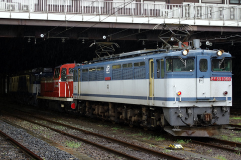 【JR貨】DE10-3507＋EF64-1013 大宮車両所出場を大宮駅で撮影した写真