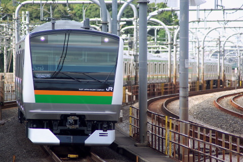 【JR東】E233系チタNT52編成＋NT2編成 尾久車両センターへを赤羽駅で撮影した写真