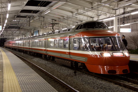 【小田急】「ニューイヤーエクスプレス」・「メトロニューイヤー」運転を新百合ヶ丘駅で撮影した写真