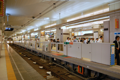 【小田急】新宿駅の可動式ホーム柵使用開始を新宿駅で撮影した写真