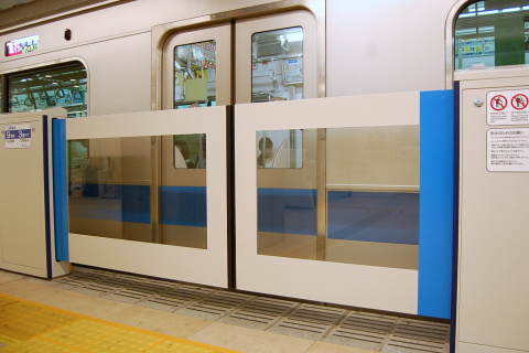 【小田急】新宿駅の可動式ホーム柵使用開始の拡大写真