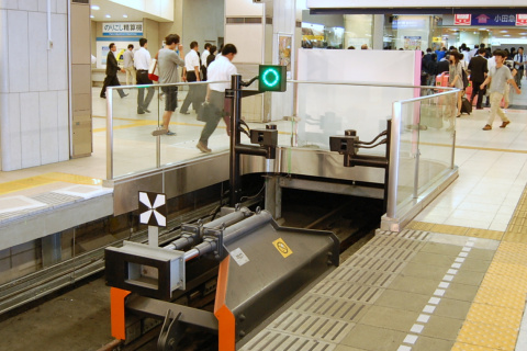 【小田急】新宿駅の可動式ホーム柵使用開始