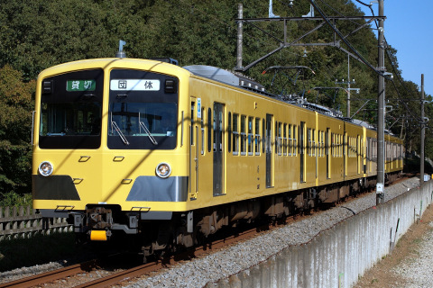 【西武】新101系使用の団体臨時列車運転を東村山～西武園で撮影した写真