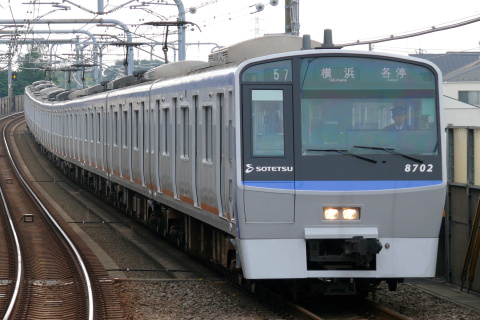 【相鉄】8000系8702F 新塗装化され運用復帰をいずみ中央駅で撮影した写真