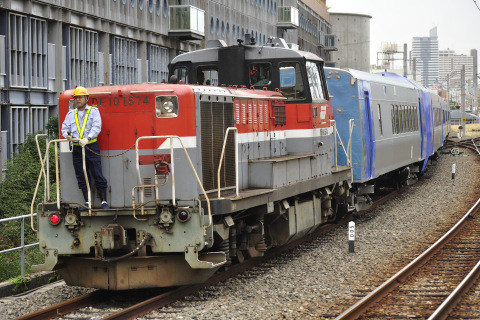 【JR北】キハ261系6両 構体輸送を兵庫駅で撮影した写真