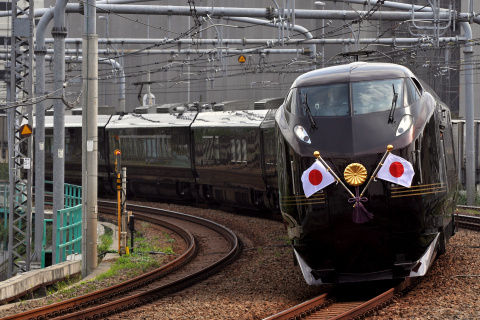 【JR東】E655系使用 お召列車運転を信濃町駅で撮影した写真