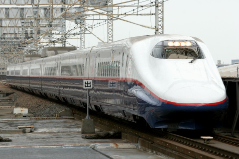 【JR東】E2系N8編成使用 「あさま15周年記念号」運転を大宮駅で撮影した写真