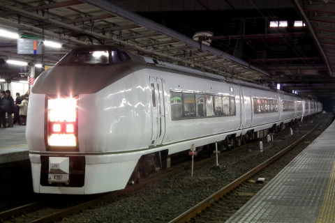 【JR東】651系カツK102＋K207編成 青森へ疎開回送を大宮駅で撮影した写真