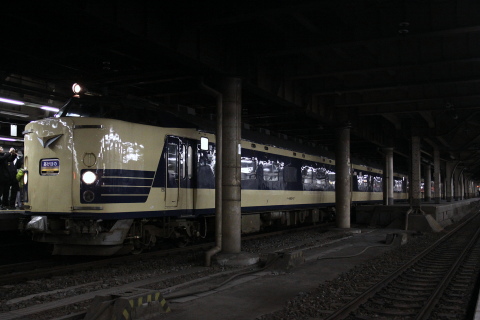 【JR東】583系N1＋N2編成使用 寝台特急「あけぼの81号」運転を上野駅で撮影した写真