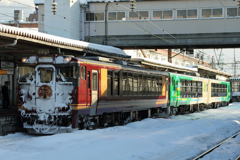 【JR東】 「風っこ磐梯ストーブ列車」運転（12日）を会津若松駅で撮影した写真