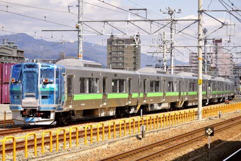 【JR北】733系サウB103＋B104編成 甲種輸送を鷹取駅で撮影した写真