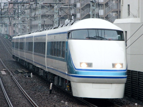 【東武】100系109F（リニューアル編成） 営業運転復帰を梅島駅で撮影した写真