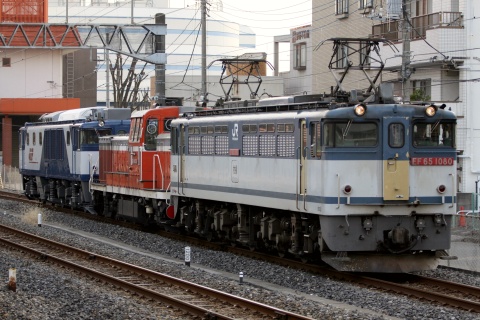 【JR貨】EF64-1025＋DE10-3512  大宮車両所出場を土呂駅で撮影した写真