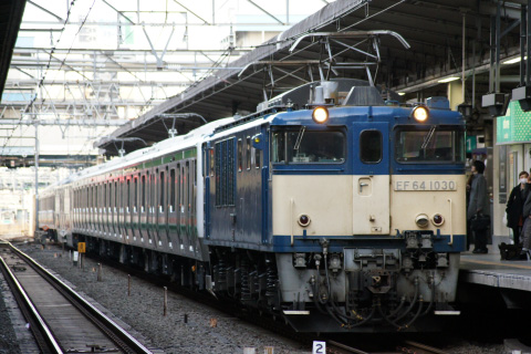【JR東】E233系チタNT12編成 配給輸送を池袋駅で撮影した写真