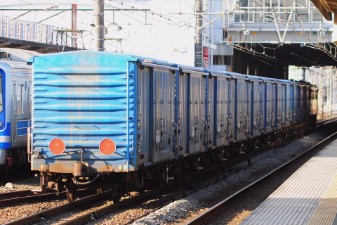 【JR貨】ワム80000形11両 稲沢へ回送を小田原駅で撮影した写真