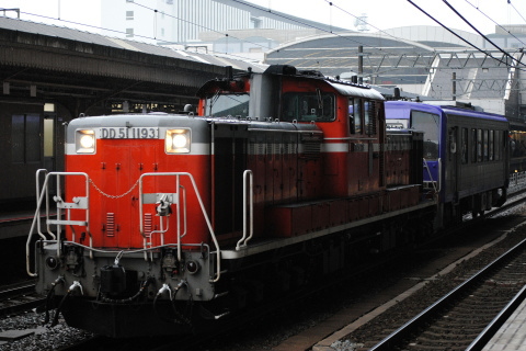 【JR西】キハ120-304所属先へ回送を京都駅で撮影した写真