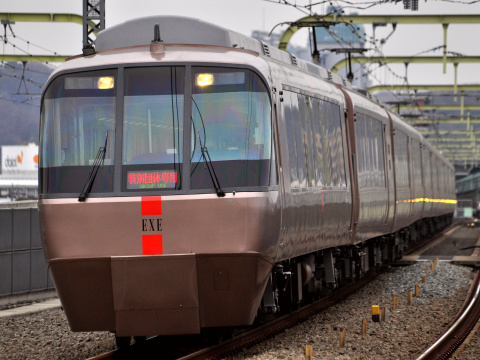 【小田急】30000形（EXE）使用 団体専用列車運転（8日）を和泉多摩川駅で撮影した写真