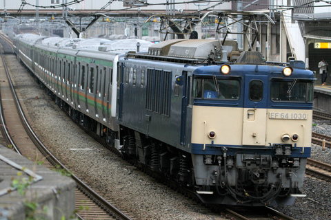 【JR東】E233系3000番代チタNT14・64編成 配給輸送の拡大写真