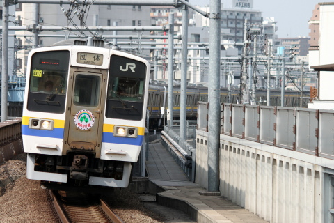 【JR東】211系マリ405＋407編成使用 団体臨時列車「虹のかけ橋号」運転を南千住駅で撮影した写真
