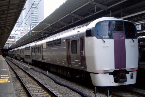 【JR東】215系チタNL4編成 総武快速線で試運転を新宿駅で撮影した写真
