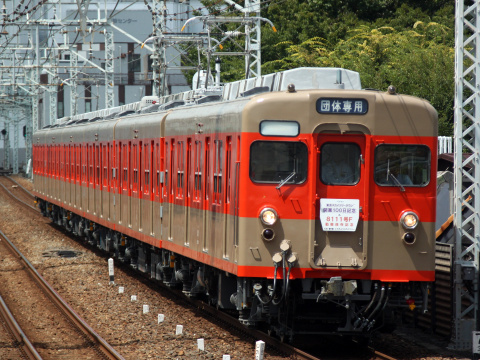 【東武】8000系8111F使用 団体臨時列車運転を梅島駅で撮影した写真