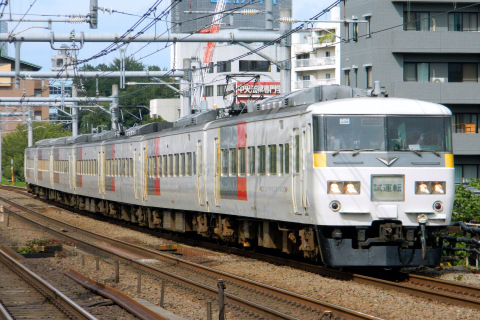 【JR東】185系200番台オオOM04編成 試運転を高田馬場駅で撮影した写真