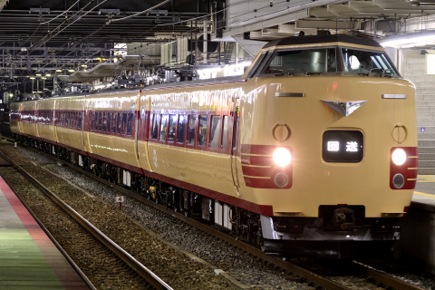 【JR西】381系元ヒネHD304編成 転属回送を尼崎駅で撮影した写真