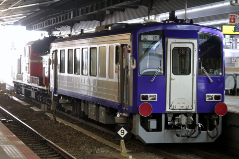 【JR西】キハ120-305 所属先へ回送を大阪駅で撮影した写真
