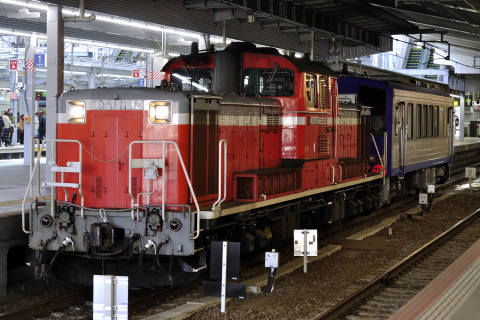 【JR西】キハ120-305 所属先へ回送を大阪駅で撮影した写真