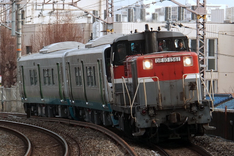 【JR四】N1500形2両 甲種輸送を鴫野駅で撮影した写真