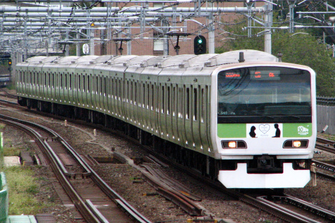 【JR東】山手線で「ブライダルトレイン」運転を高田馬場駅で撮影した写真