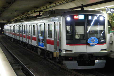 【東急】「東急電鉄×川崎フロンターレ記念号」 運転開始を田園調布駅で撮影した写真