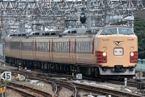 【JR東】183系N104編成使用 特急「かいじ186号」運転を新宿駅で撮影した写真