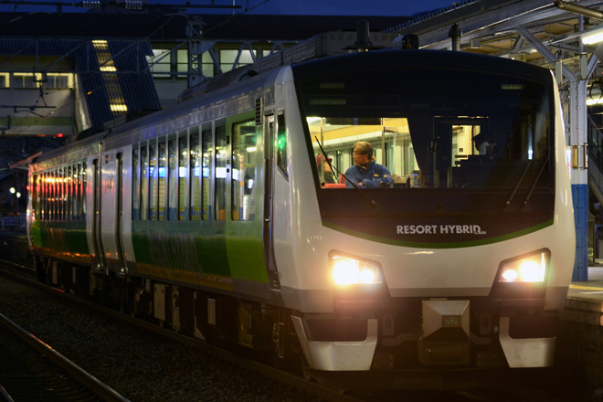 【JR東】臨時快速「安曇野イルミネーション」運転を上諏訪駅で撮影した写真