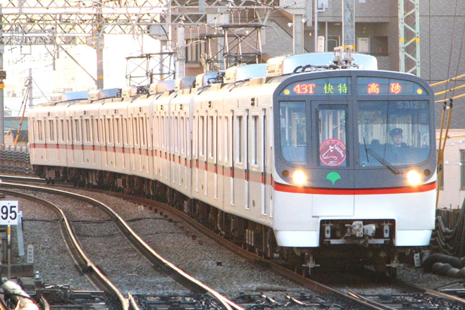【都営】浅草線5300形5312編成　2014年新春HM付きで運転を平和島駅で撮影した写真