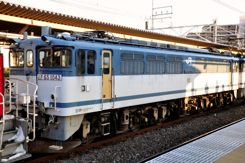 【JR貨】HD300-901＋EF65-1043 甲種輸送を白岡駅で撮影した写真