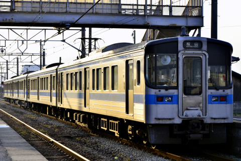 【JR四】7000系7106号＋7011号 所属先へ回送を伊予寒川駅で撮影した写真