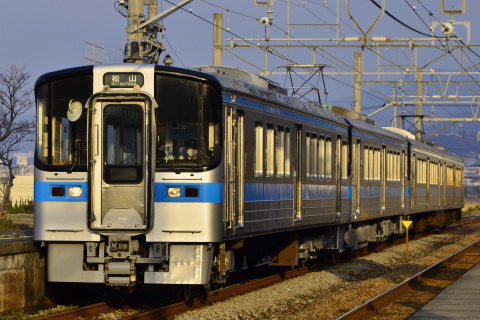 【JR四】7000系7106号＋7011号 所属先へ回送を伊予寒川駅で撮影した写真