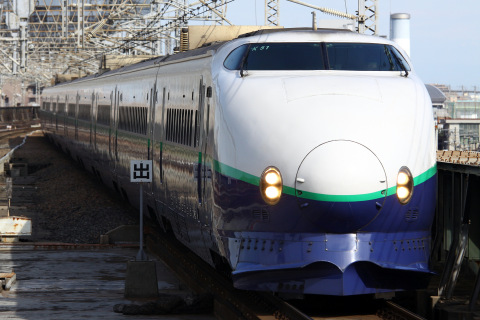 【JR東】200系使用の団体臨時列車「春満喫TYO号」運転を大宮駅で撮影した写真