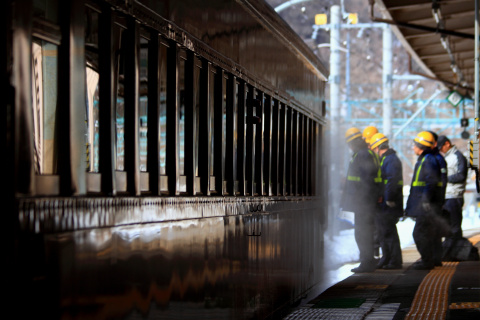【JR東】旧型客車 蒸気暖房作動確認試運転を水上駅で撮影した写真