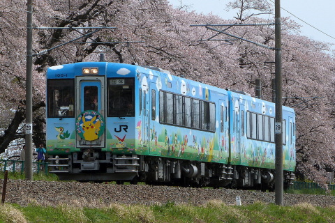 【JR東】キハ100系『ポケモンwithyouトレイン』使用 団体臨時列車運転を船岡～大河原で撮影した写真