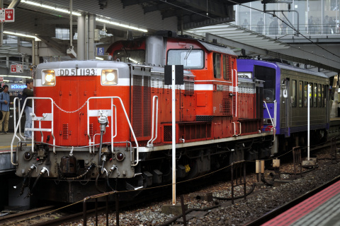 【JR西】キハ120-304 網干総合車両所宮原支所へ回送を大阪駅で撮影した写真