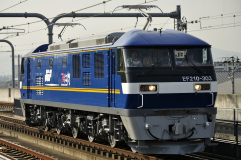 【JR貨】EF210-303 甲種輸送を加古川駅で撮影した写真