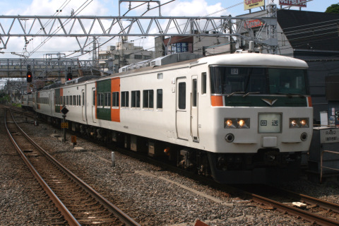 【JR東】185系B4編成 幕張車両センターへ回送 を津田沼駅で撮影した写真