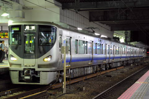 【JR西】225系5000番代HF404編成吹田総合車両所出場を大阪駅で撮影した写真