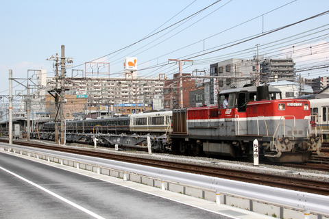 【JR貨】コキ107形 甲種輸送を吹田駅付近で撮影した写真