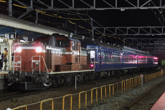 【JR東】24系客車を使用した〈天理臨〉が運転される（復路）を京都駅で撮影した写真